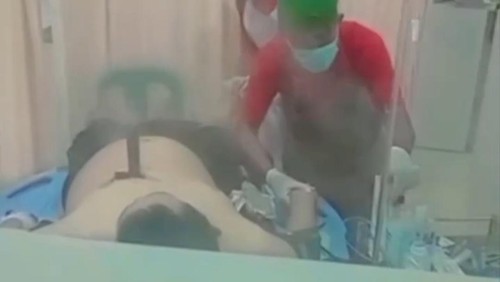 Viral Pria Sumba Timur Ditikam hingga Pisau Menancap di Dada